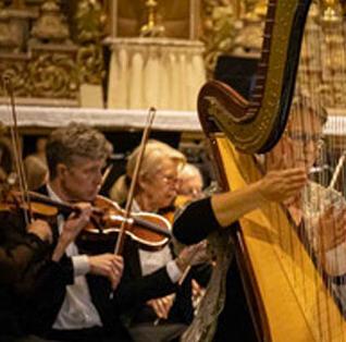 JONGEN MENSEN OP WEG NAAR HET CONCERTPODIUM